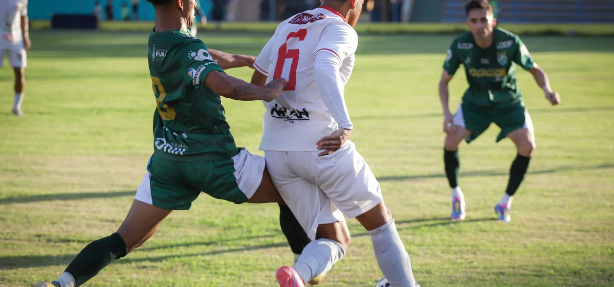 Disputa de bola entre jogadores