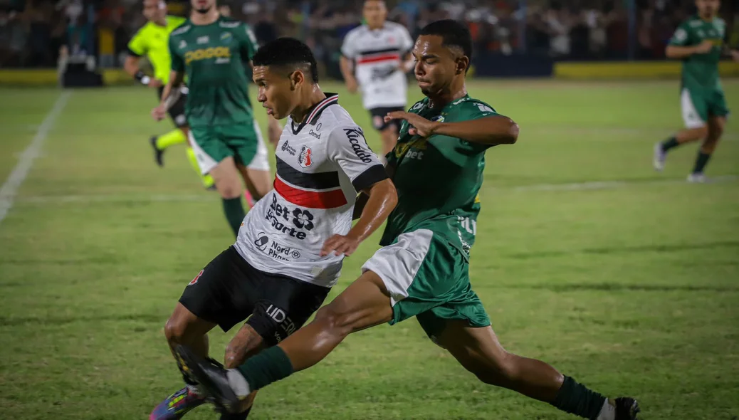 Disputa de bola entre jogadores do Altos e Santa Cruz pela Série D