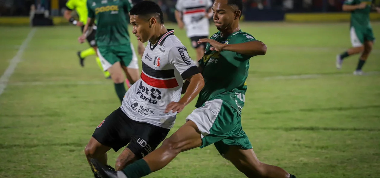 Disputa de bola entre jogadores do Altos e Santa Cruz pela Série D