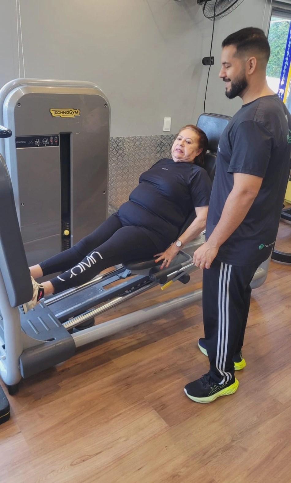 Dona Valcira Miranda fortalece seus músculos com a supervisão de seu personal Glaywilson