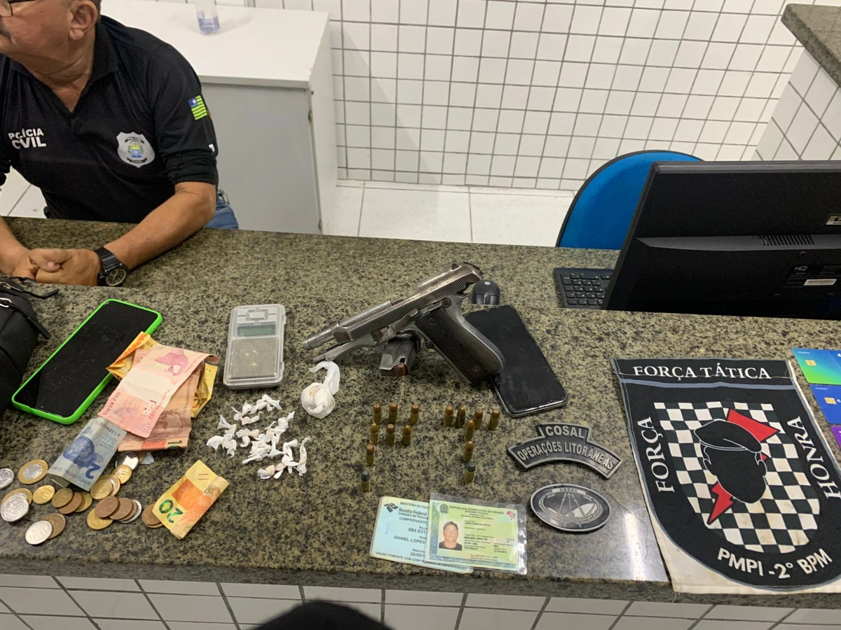 Drogas e arma apreendidas com o acusado