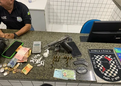 Drogas e arma apreendidas com o acusado