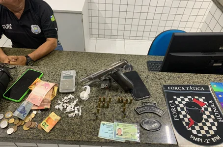 Drogas e arma apreendidas com o acusado