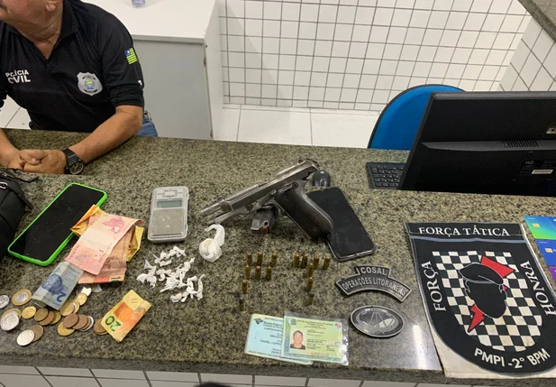 Drogas e arma apreendidas com o acusado