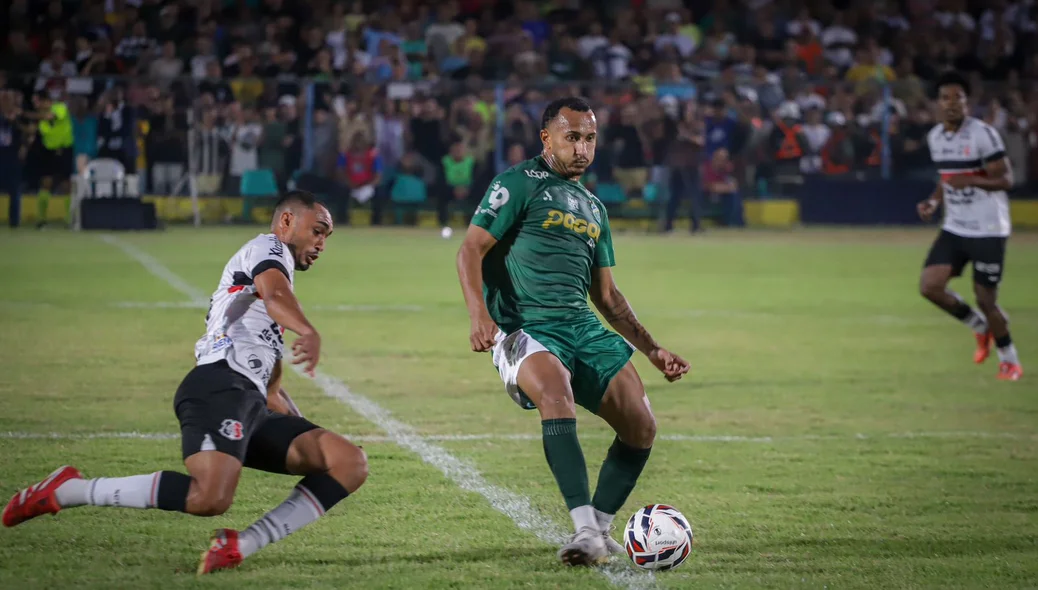 Duelo de bola entre jogadores do Altos e Santa Cruz pela Série D
