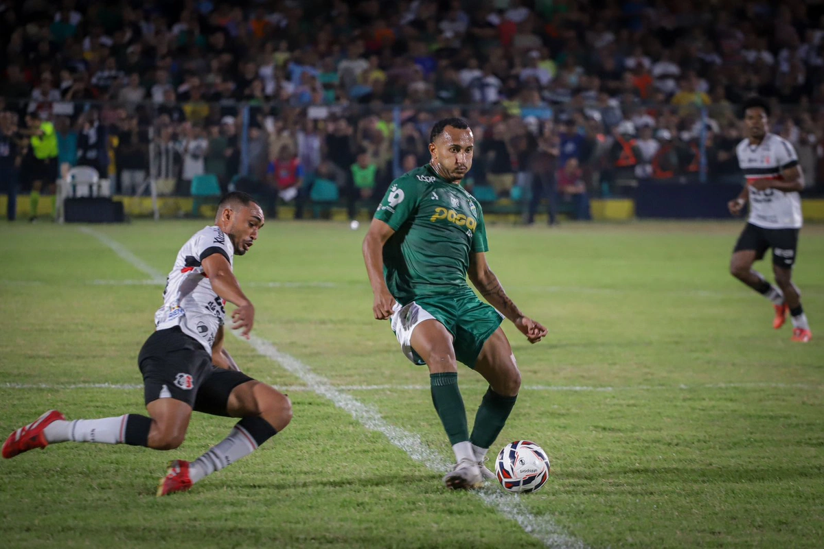 Duelo de bola entre jogadores do Altos e Santa Cruz pela Série D