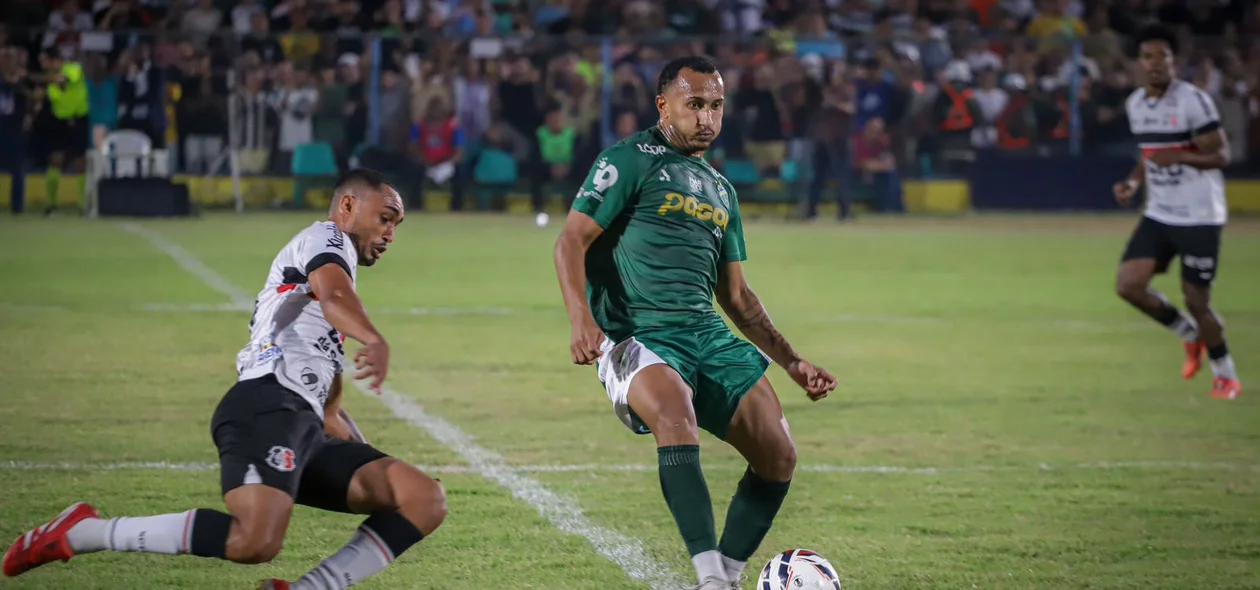 Duelo de bola entre jogadores do Altos e Santa Cruz pela Série D