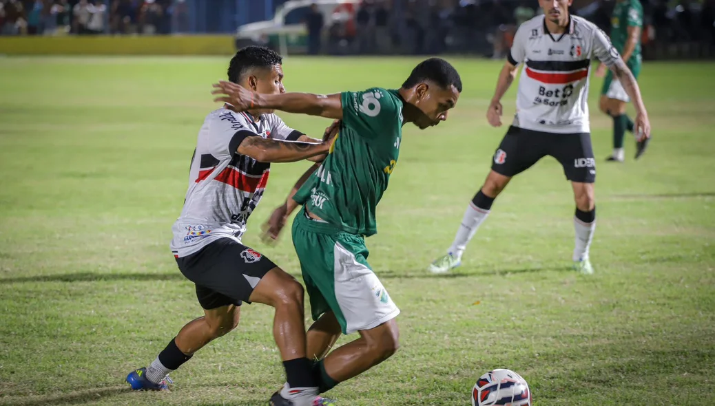 Duelo de bola entre jogadores do Altos e Santa Cruz pela Série D