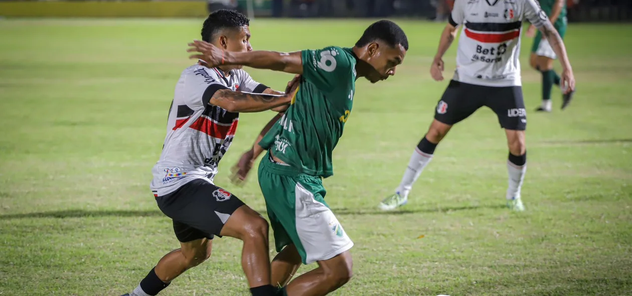 Duelo de bola entre jogadores do Altos e Santa Cruz pela Série D