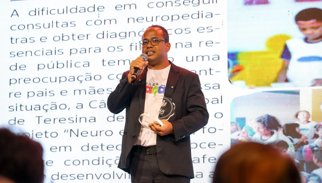 Enzo Samuel recebendo o prêmio