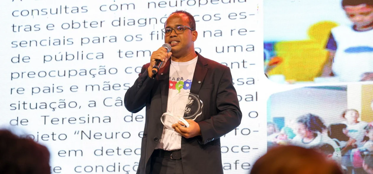 Enzo Samuel recebendo o prêmio