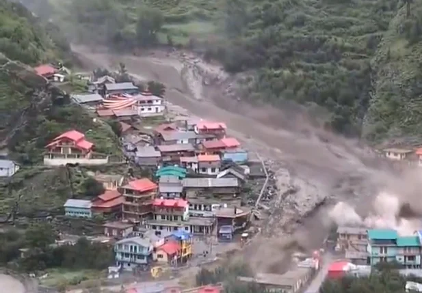 Enchente no estado de Uttarakhand