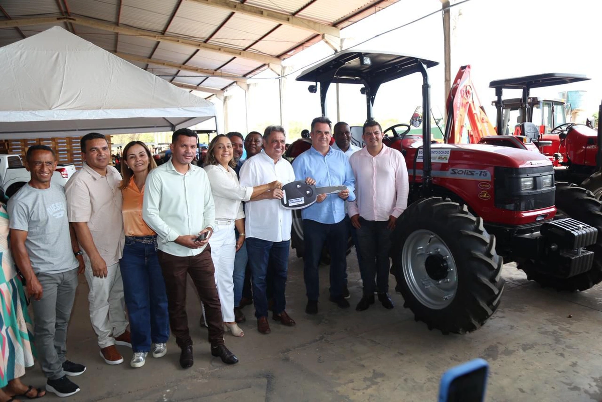 Entrega de trator por Ciro Nogueira