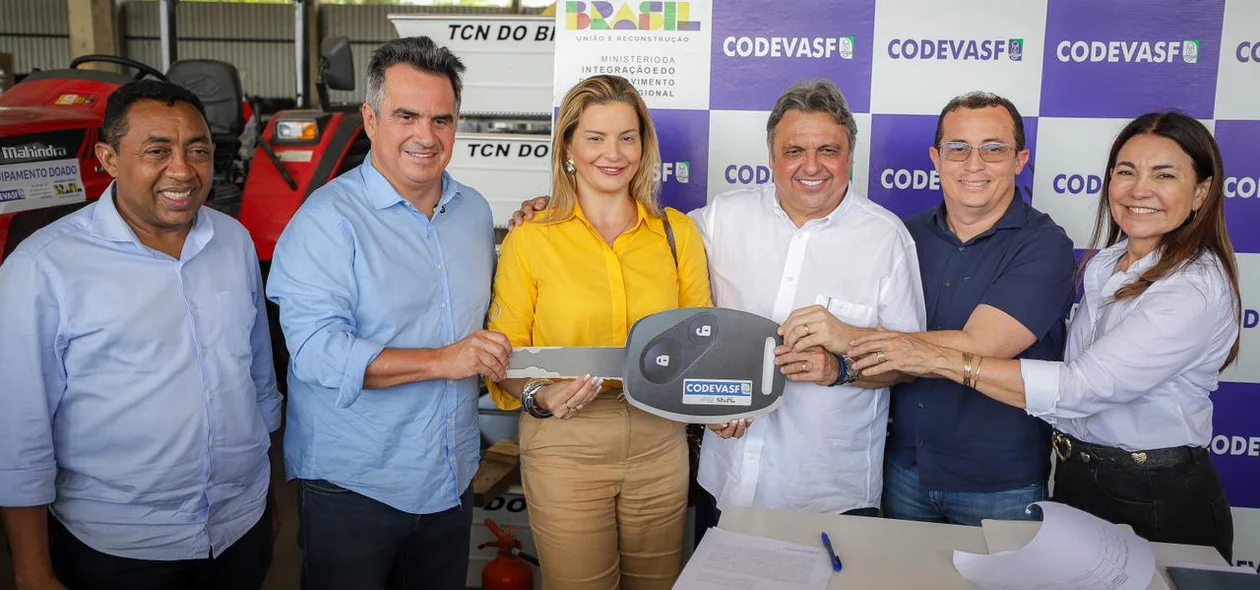 Entrega de tratores na Codevasf