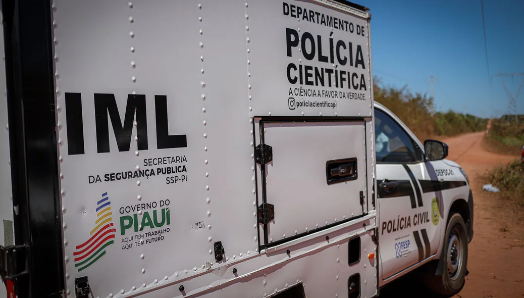 Equipe do IML removeu o corpo do local do acidente