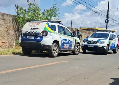 Equipes da PM no local do crime