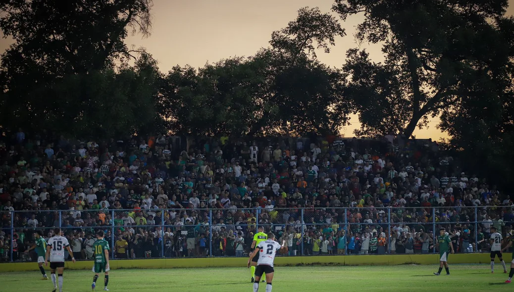 Estádio Lindolfo Monteiro recebeu o jogo entre Altos e Santa Cruz pela Série D