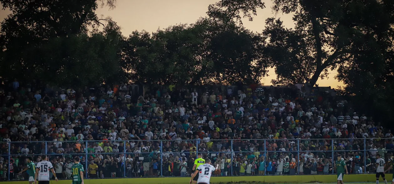Estádio Lindolfo Monteiro recebeu o jogo entre Altos e Santa Cruz pela Série D