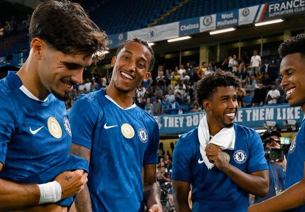 Estevão e João Pedro marcam na vitória do Chelsea sobre o Bayer Leverkusen