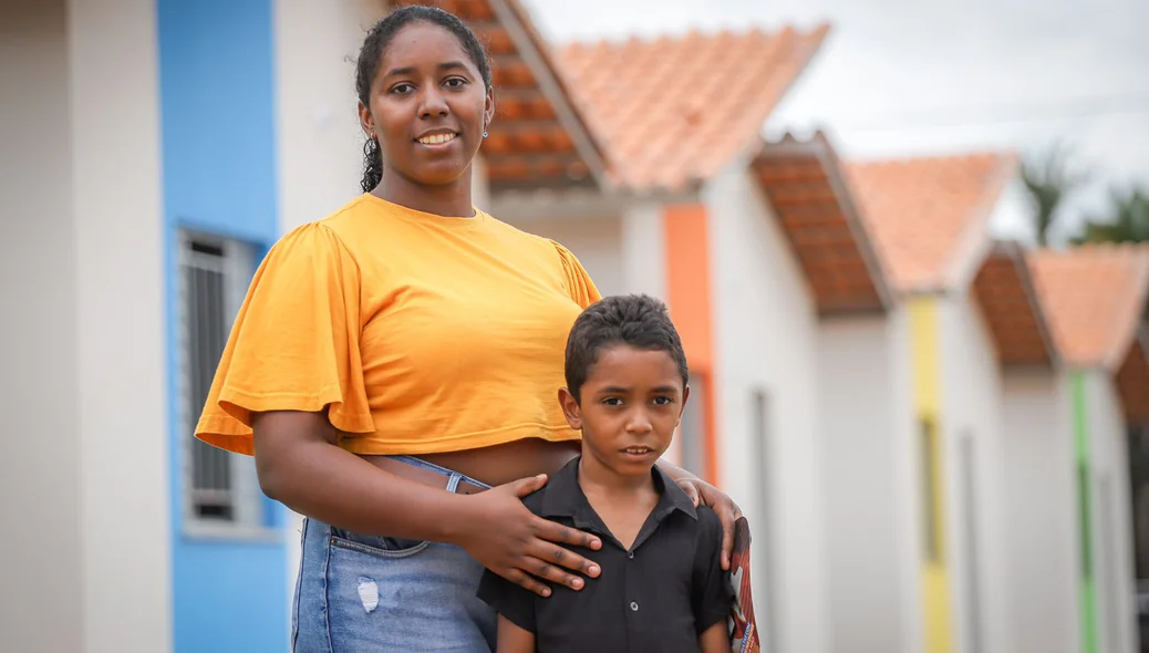 Família beneficiada com casa nova