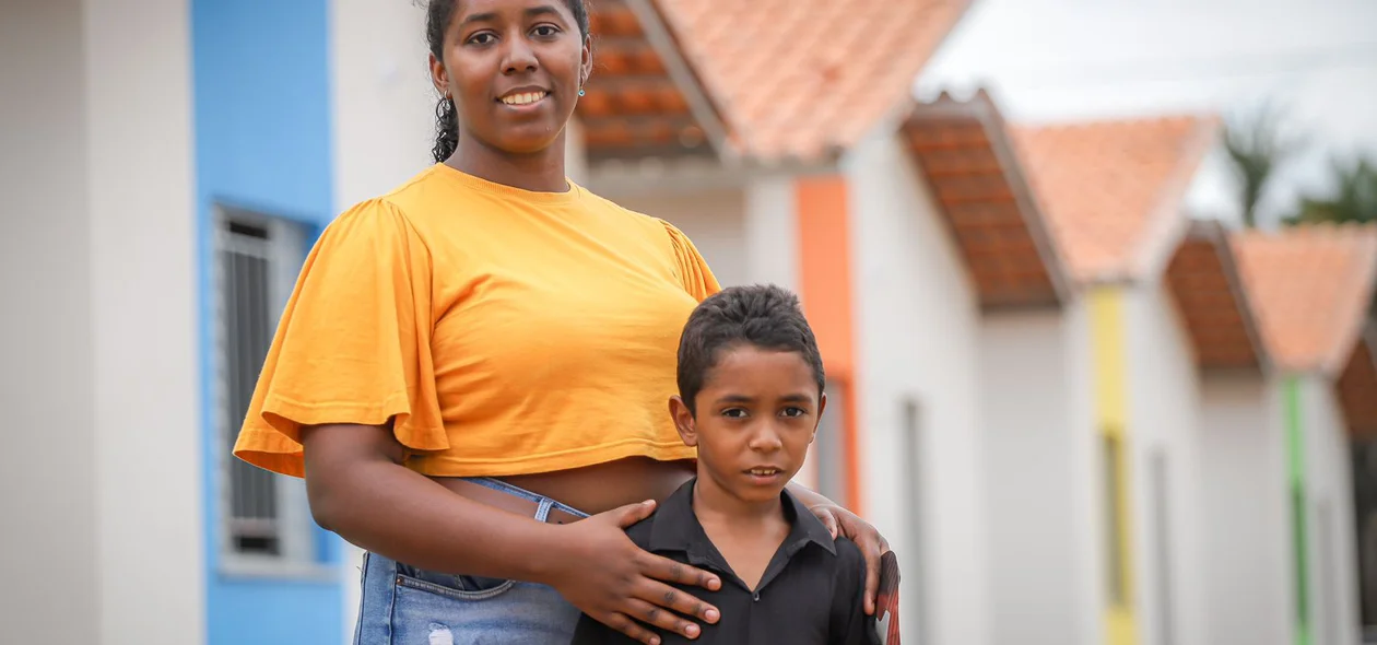 Família beneficiada com casa nova