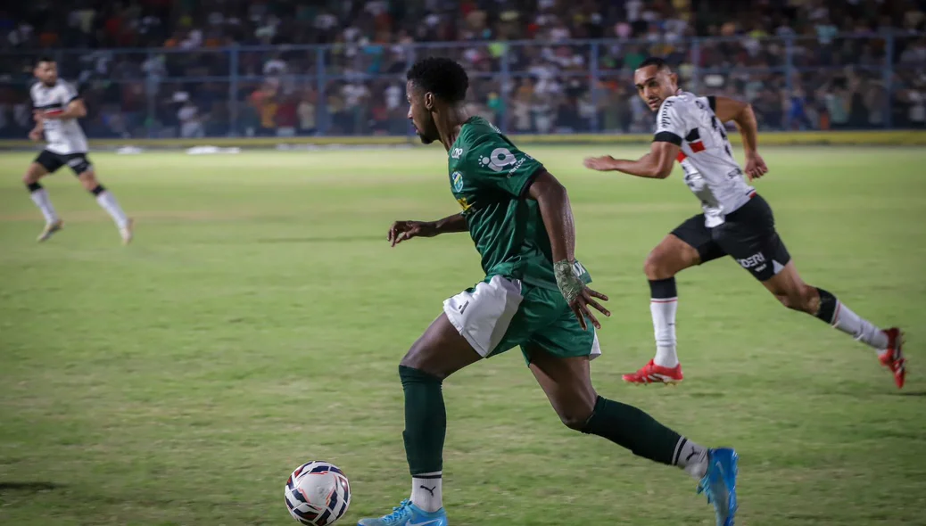 Felipe Sales buscando o ataque para o Altos no duelo contra o Santa Cruz