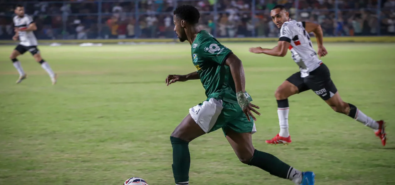 Felipe Sales buscando o ataque para o Altos no duelo contra o Santa Cruz