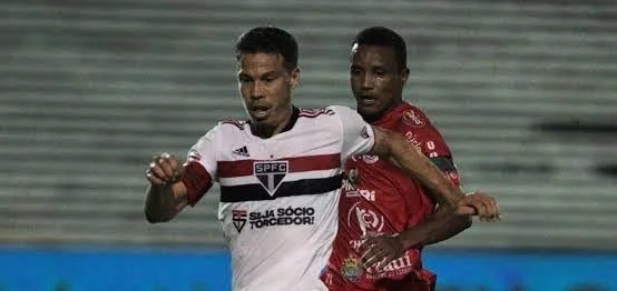 Gilmar Bahia (4 de Julho), marcando Hernanes do São Paulo