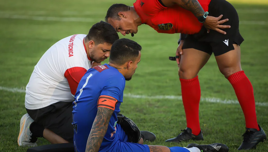 Goleiro recebendo atendimento