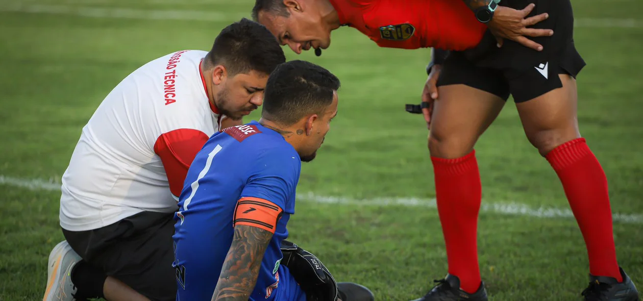 Goleiro recebendo atendimento