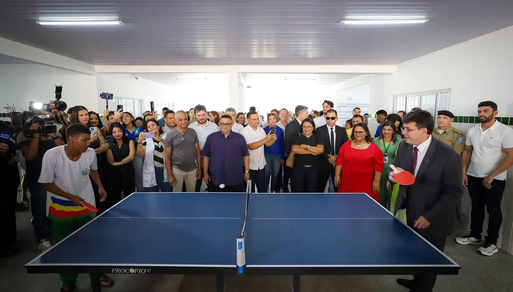 Governador Rafael Fonteles e aluno em novo espaço da escola