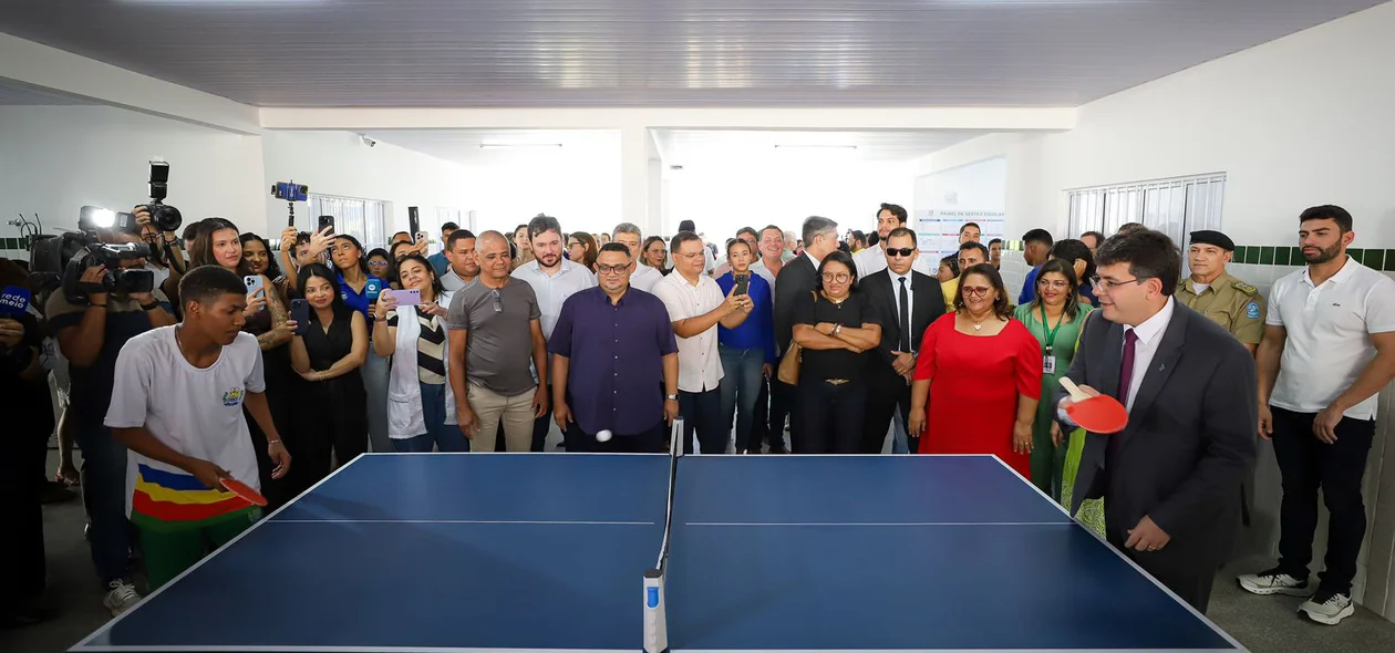 Governador Rafael Fonteles e aluno em novo espaço da escola