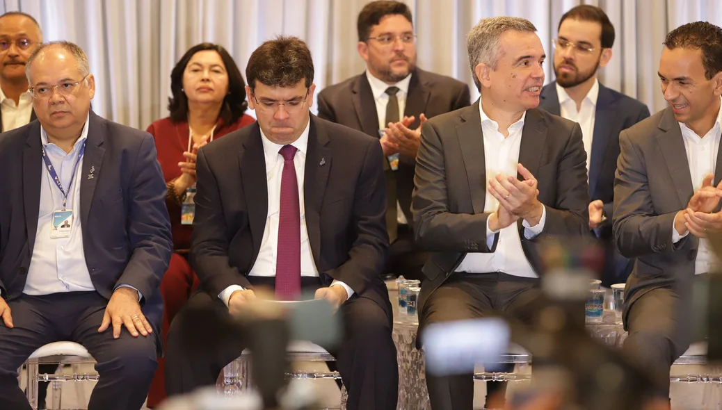 Governador Rafael Fonteles e secretários