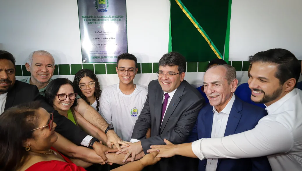 Governador Rafael Fonteles entrega reforma de escola