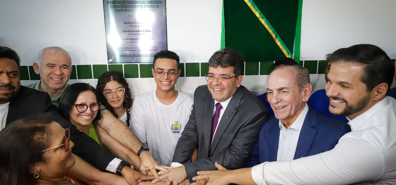 Governador Rafael Fonteles entrega reforma de escola
