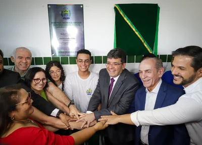 Governador Rafael Fonteles entrega reforma de escola