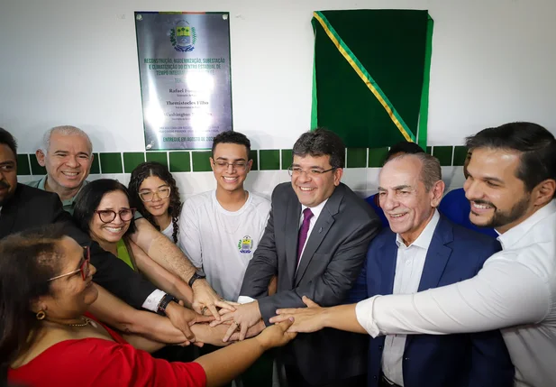 Governador Rafael Fonteles entrega reforma de escola