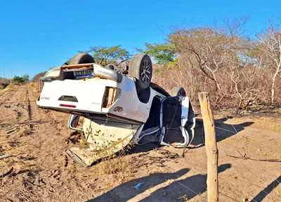 Hilux parou fora da pista na PI 140, entre Itaueira e Floriano