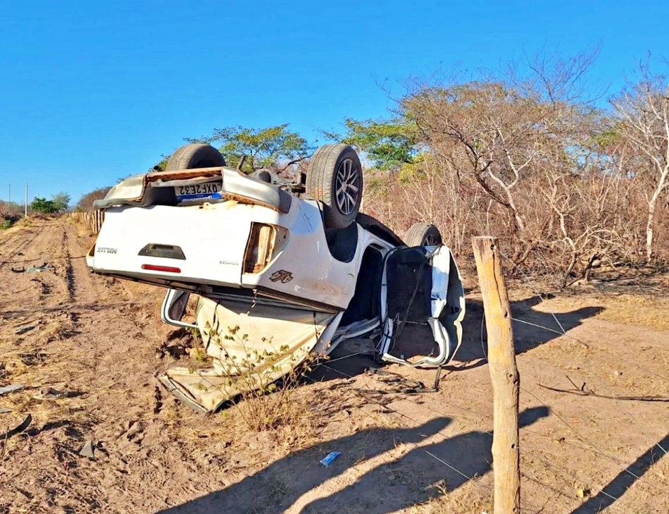 Hilux parou fora da pista na PI 140, entre Itaueira e Floriano