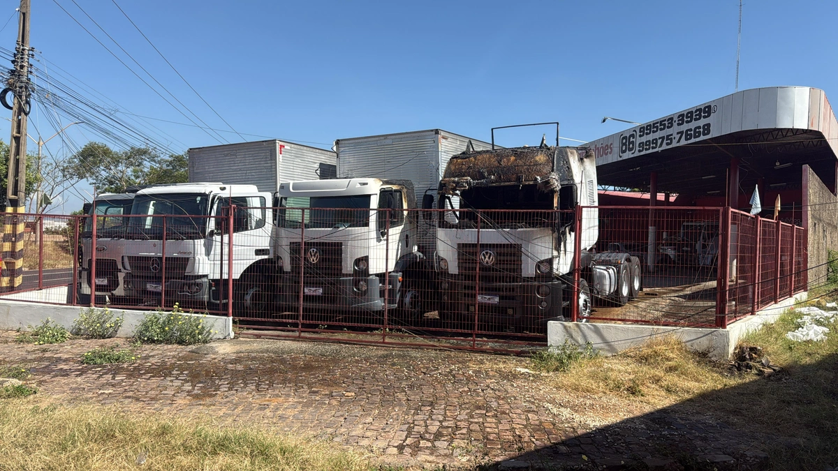 Incêndio atingiu revendedora de caminhões