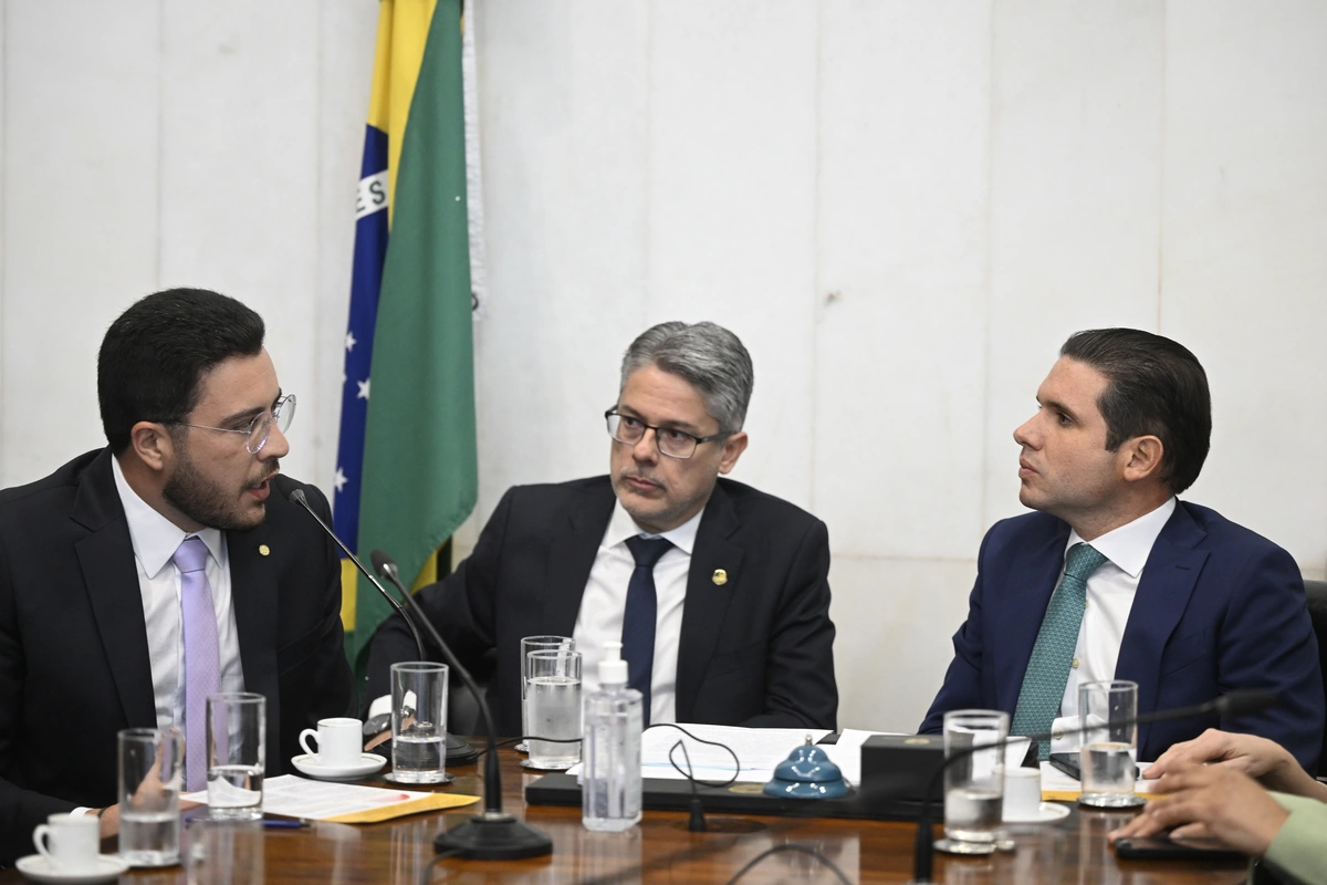 Jadyel Alencar impulsiona avanço histórico na proteção de crianças nas redes sociais