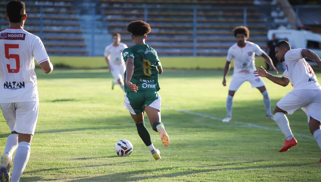 Jogador do Altos driblando o adversário