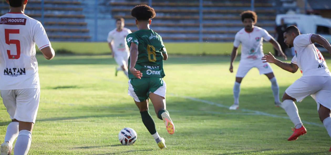 Jogador do Altos driblando o adversário