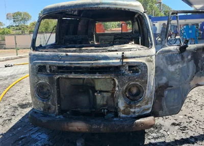 Kombi ficou destruída
