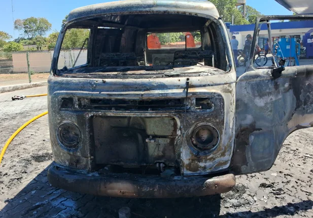 Kombi ficou destruída