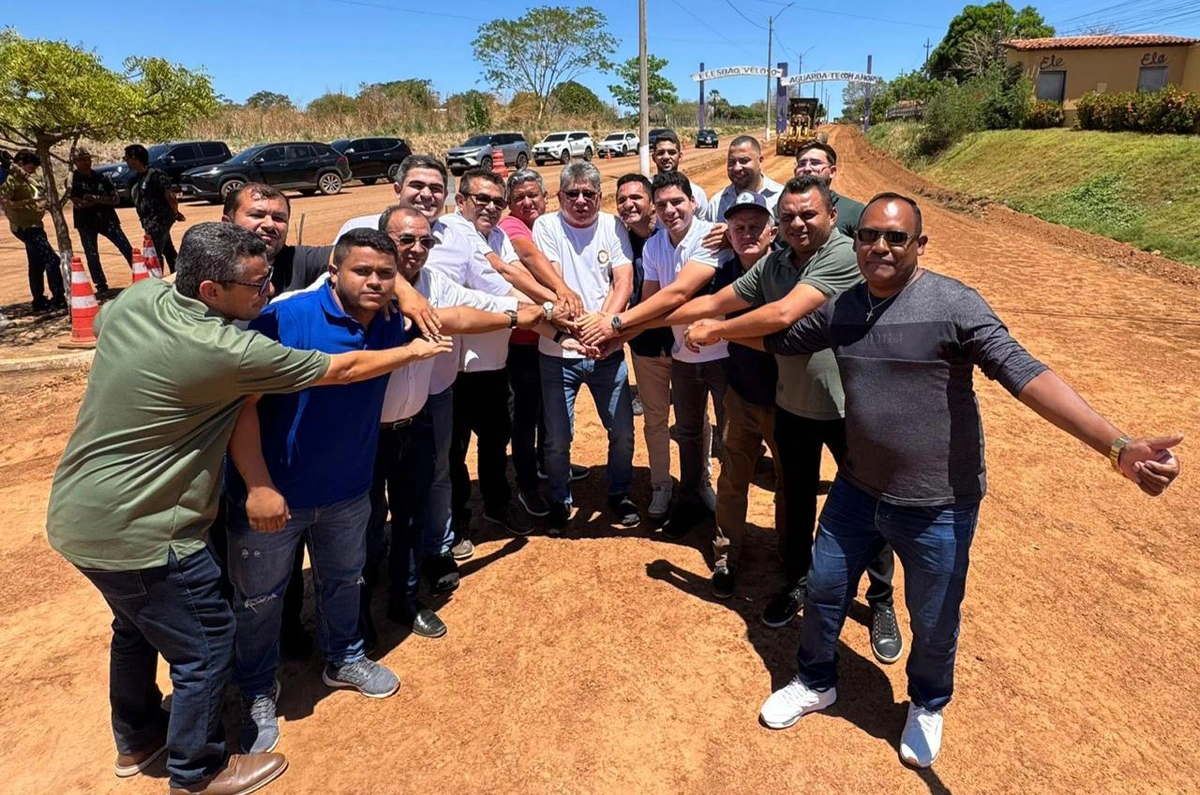 Leo Sobral e prefeito Ronaldo visitam obras de recuperação da Travessia Urbana de Elesbão Veloso