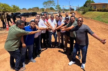 Leo Sobral e prefeito Ronaldo visitam obras de recuperação da Travessia Urbana de Elesbão Veloso