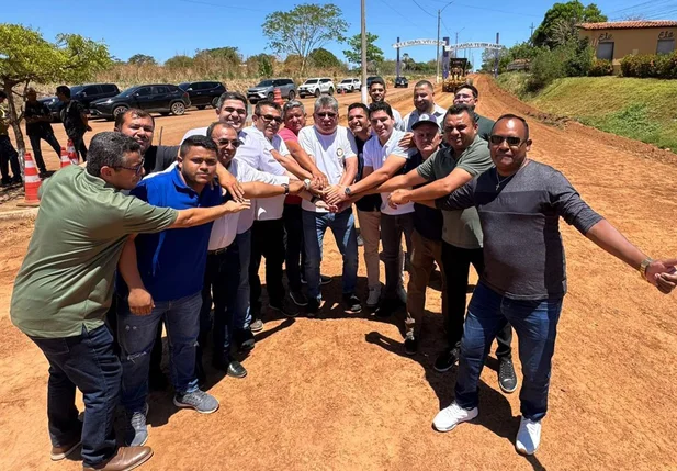 Leo Sobral e prefeito Ronaldo visitam obras de recuperação da Travessia Urbana de Elesbão Veloso