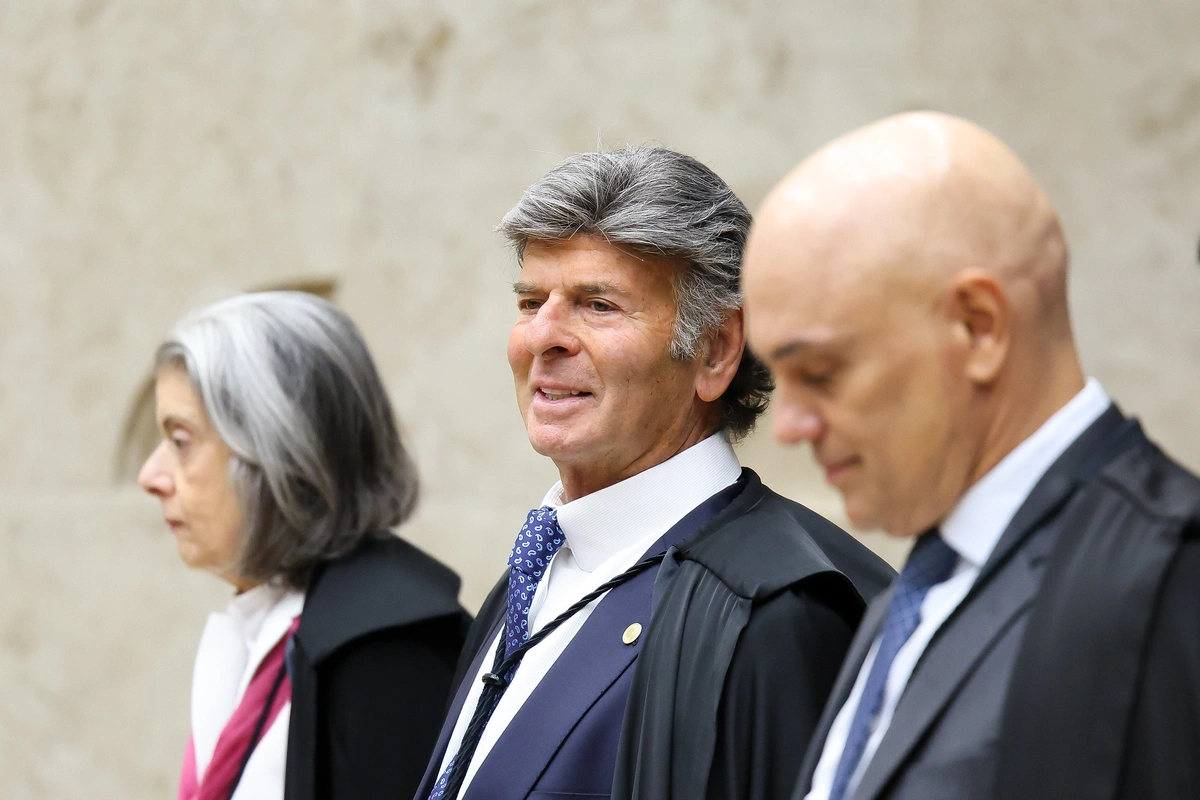 Luiz Fux entre a ministra Cármen Lúcia e o ministro Alexandre de Moraes