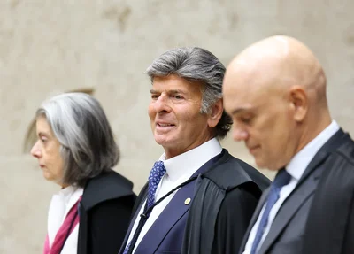 Luiz Fux entre a ministra Cármen Lúcia e o ministro Alexandre de Moraes